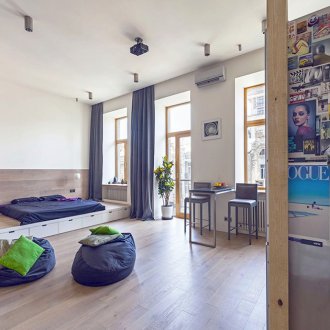 Βήμα στο κρεβάτι στο διαμέρισμα