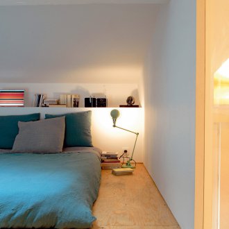 Βήμα στο κρεβάτι στη σοφίτα