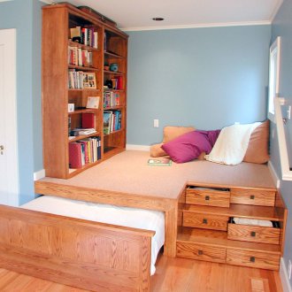 Κρεβάτι από ξύλο στο βάθρο