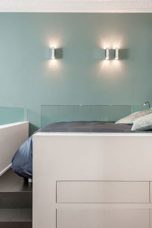 Βήμα στο κρεβάτι με χωρίσματα από γυαλί