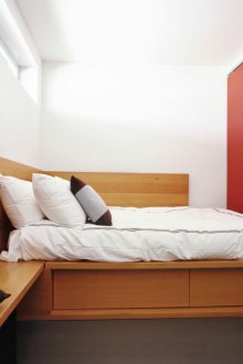 Γωνιακό κρεβάτι στο βάθρο