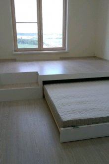 Διπλό κρεβάτι στο βάθρο