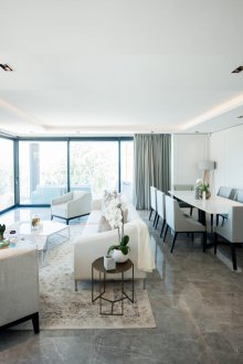 Λευκό εσωτερικό με καναπέ