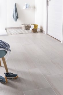 Λευκό εσωτερικό με πλακάκια από πορσελάνη