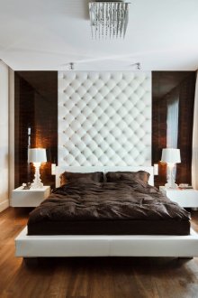 Καφέ και άσπρο υπνοδωμάτιο