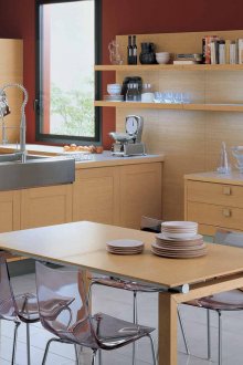 Ανοιχτό καφέ χρώμα στο εσωτερικό της κουζίνας