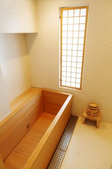 Ιαπωνικό εσωτερικό με ξύλινο λουτρό