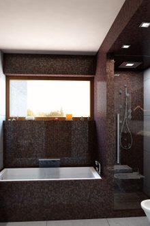 Καφέ μωσαϊκό στο εσωτερικό του μπάνιου