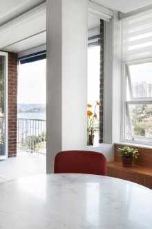 Ιαπωνικό εσωτερικό με στρογγυλό τραπέζι