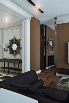 Καφέ τοίχους στο διάδρομο