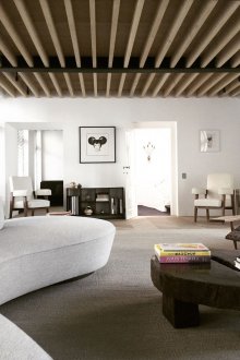 Ιαπωνικό εσωτερικό με δοκούς στην οροφή