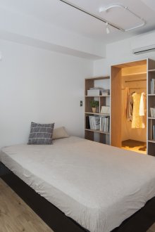 Ιαπωνικό εσωτερικό υπνοδωμάτιο με ράφια