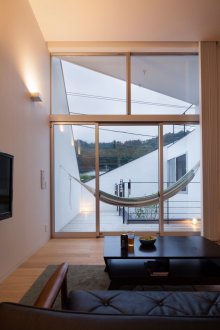 Ιαπωνικό εσωτερικό με τραπεζάκι του καφέ