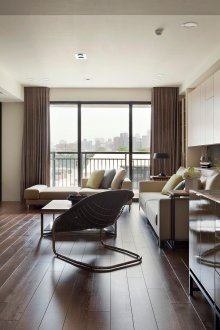 Καθιστικό με καφέ δάπεδο και άλλα στοιχεία.