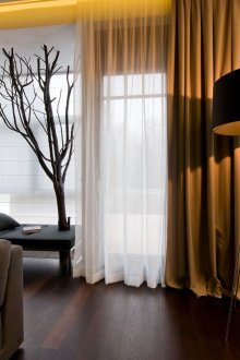 Ο συνδυασμός καφέ, λευκού και μαύρου χρώματος στο σαλόνι