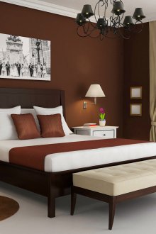 Καφέ, μπεζ και λευκά χρώματα στο εσωτερικό του υπνοδωματίου.