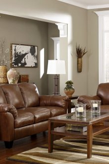 Καφέ έπιπλα σε ένα γκρίζο σαλόνι