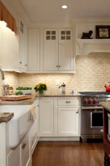 Νιπτήρας παραθύρων με ρομαντικές περσίδες στην κουζίνα