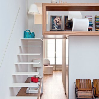 Εσωτερικό για ένα κορίτσι σε διαμέρισμα δύο επιπέδων