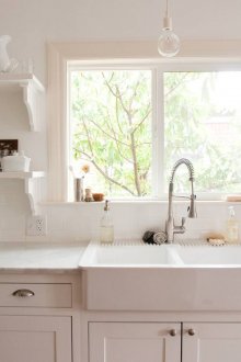 Λευκό διπλό νεροχύτη από το παράθυρο στην κουζίνα