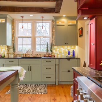 Η Προβηγκία βυθίζεται κάτω από το παράθυρο στην κουζίνα