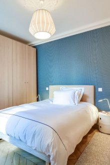 Μοντέρνο εσωτερικό υπνοδωματίου για ένα κορίτσι