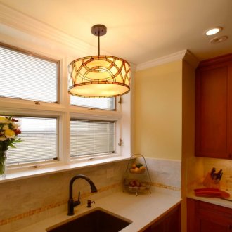 Νιπτήρας παραθύρου με ρολά στην κουζίνα