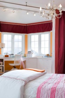 Ζωνοποίηση με μπορντό κουρτίνες