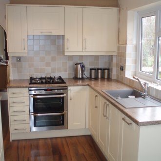 Παράθυρο πλύσιμο σε μια μικρή κουζίνα