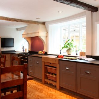 Ένα νεροχύτη κάτω από το παράθυρο σε μια μεγάλη κουζίνα