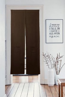 Τοποθέτηση κουρτινών στο άνοιγμα