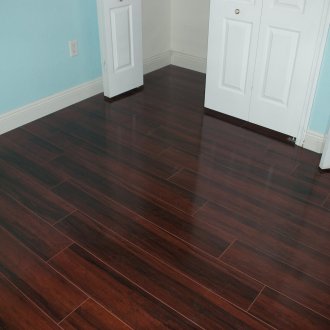 Σκούρο πολυστρωματικό και λευκές πόρτες στο δωμάτιο