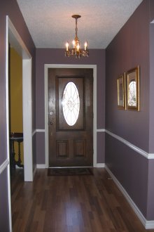 Σκούρο καφέ μπροστινή πόρτα και πολυστρωματικό