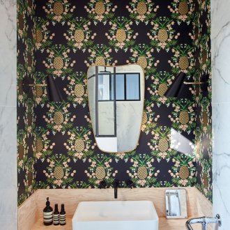 Ταπετσαρία στην τουαλέτα με ανανά