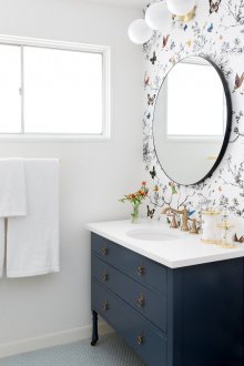 Λευκή ταπετσαρία τουαλέτας με εκτύπωση