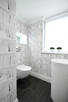 Λευκή ταπετσαρία τουαλέτας