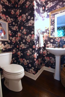 Τοίχο τουαλέτα με λουλούδια