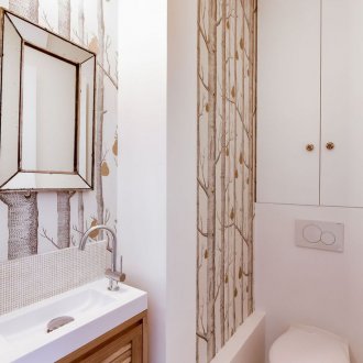 Ταπετσαρία στην τουαλέτα με δέντρα