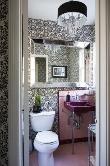 Τοίχο χαρτί σε μια τουαλέτα μη υφασμένα