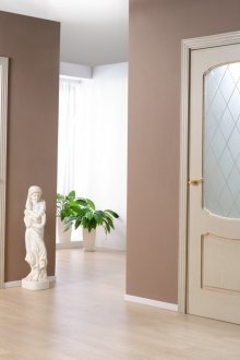 Μπεζ πόρτες και laminate δάπεδα στο διάδρομο.