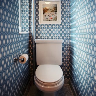 Ταπετσαρία στην τουαλέτα με γεωμετρική εκτύπωση