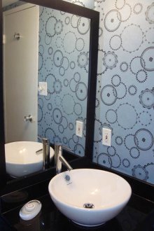 Ταπετσαρία στην τουαλέτα είναι μπλε