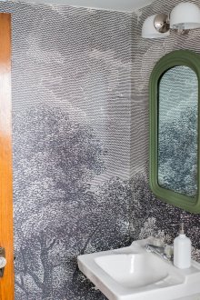 Γραφική ταπετσαρία στην τουαλέτα