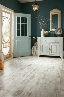 Τυρκουάζ πόρτα και μπεζ παρκέ