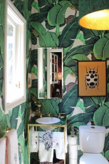 Ταπετσαρία στην τουαλέτα με φύλλα