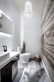 Ταπετσαρία στην τουαλέτα με επιγραφές