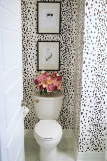 Ταπετσαρία στην τουαλέτα με λεκέδες
