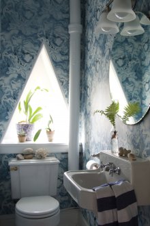 Ταπετσαρία στην τουαλέτα με λεκέδες