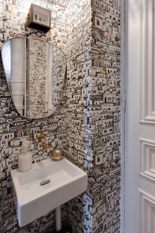 Ταπετσαρία στην τουαλέτα με ένα μοτίβο