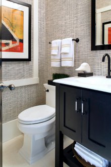 Ταπετσαρία στην τουαλέτα κάτω από το στρώμα